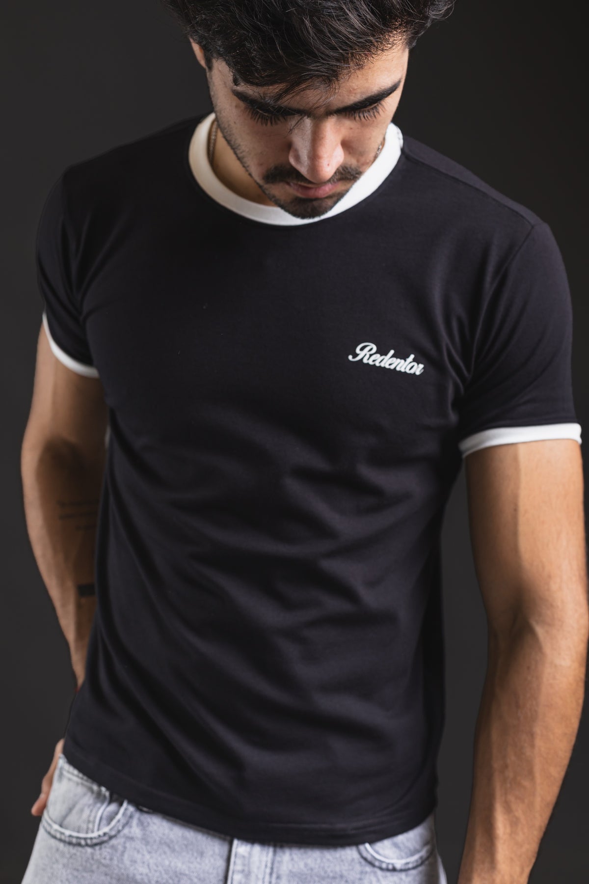 Baby tee REDENTOR Basic black/marfil – primer plano con logo Redentor en el pecho