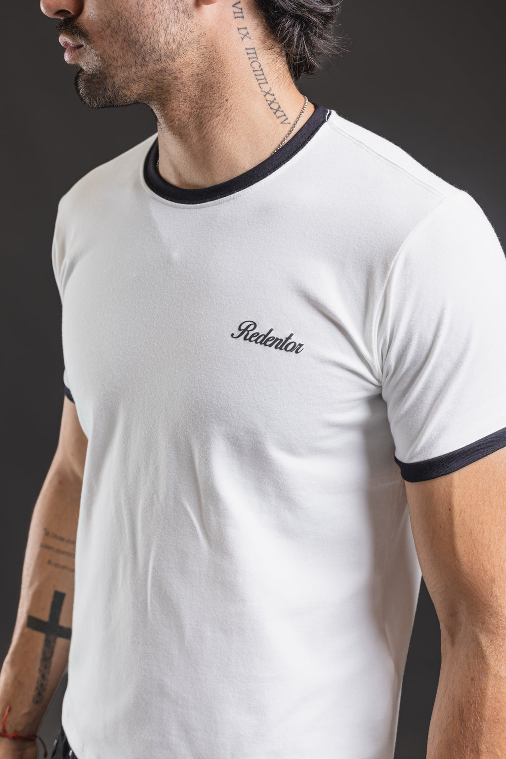Baby tee REDENTOR Basic marfil/black – primer plano con logo Redentor en el pecho
