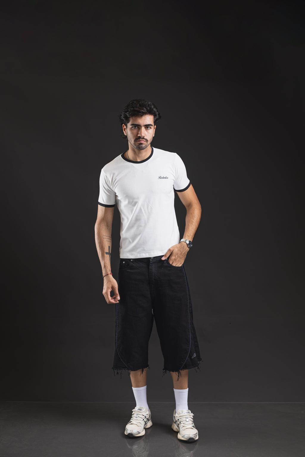 Baby tee REDENTOR Basic marfil/black – look completo