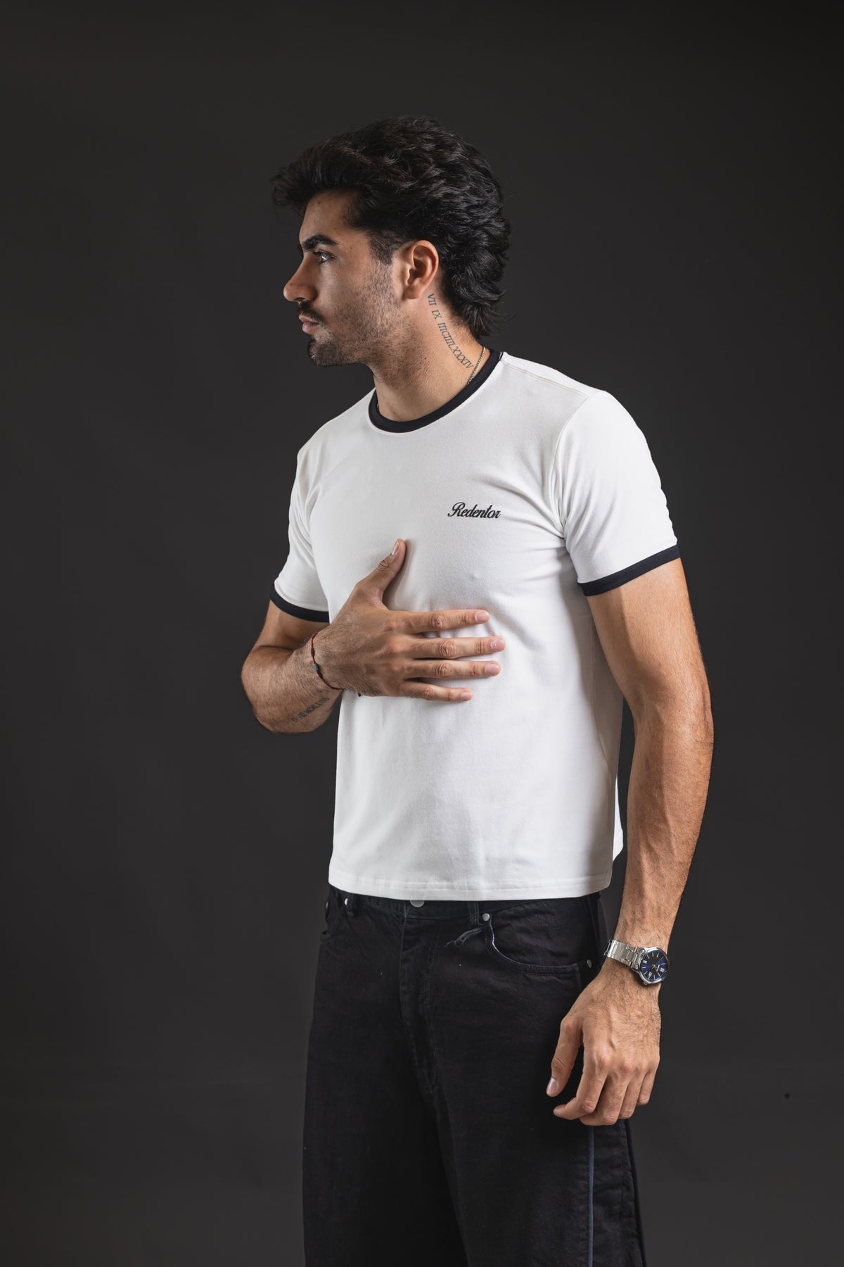 Baby tee REDENTOR Basic marfil/black – vista de tres cuartos