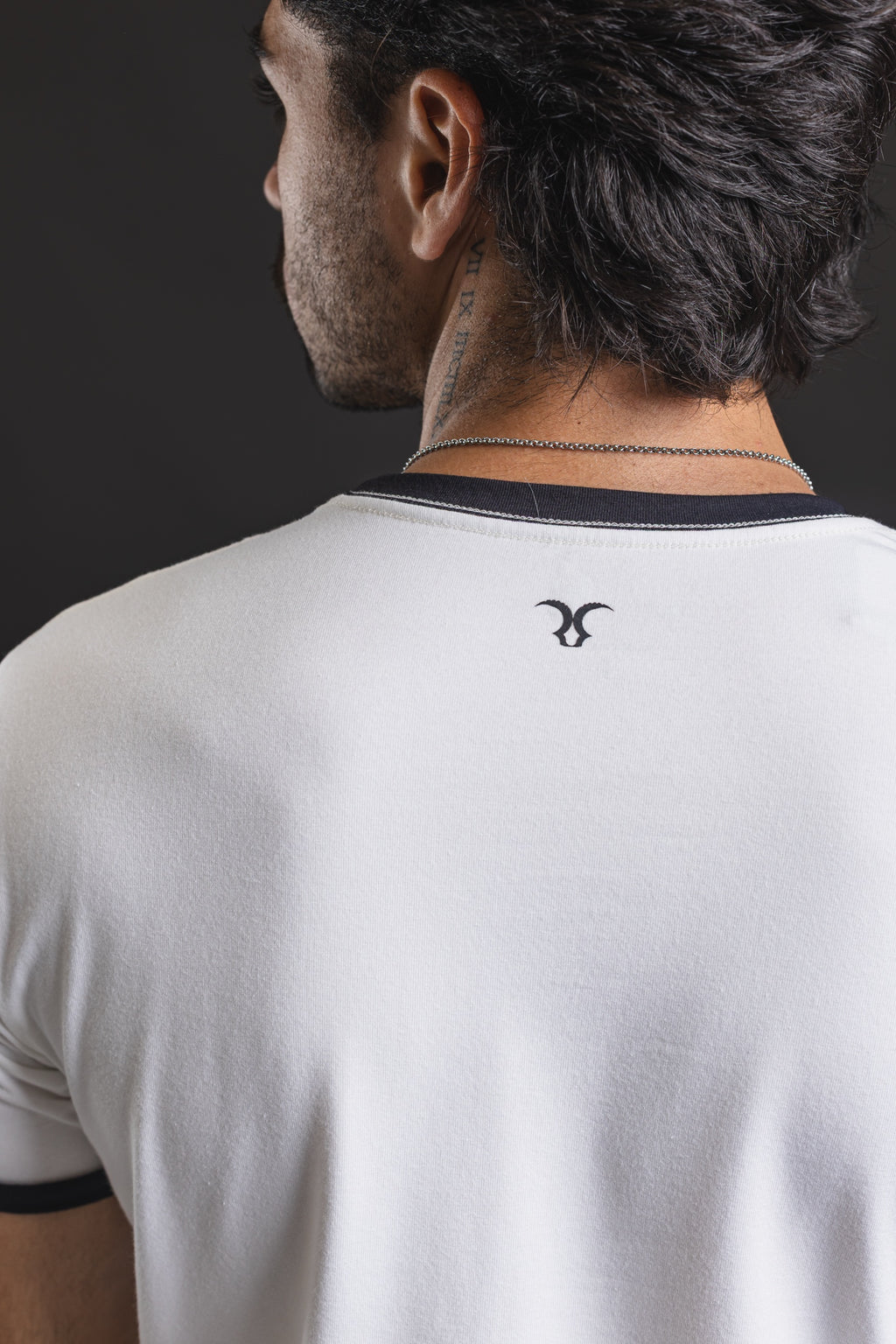 Baby tee REDENTOR Basic marfil/black – detalle del logo en la nuca
