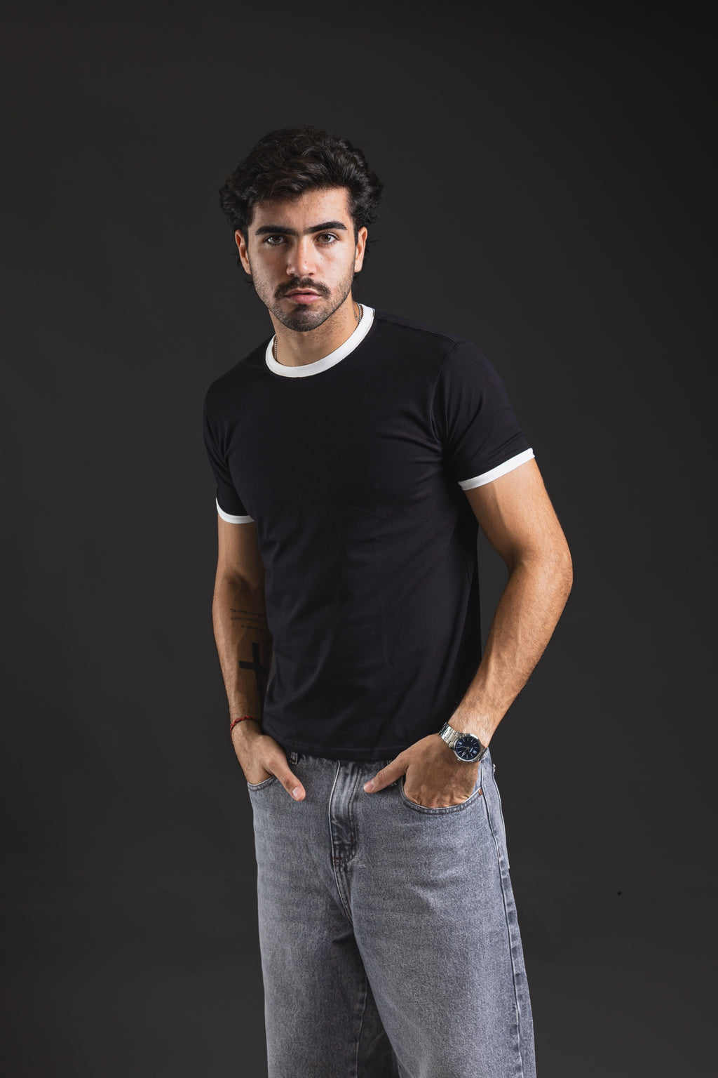 Baby tee REDENTOR Basic Satori black/marfil – vista de tres cuartos