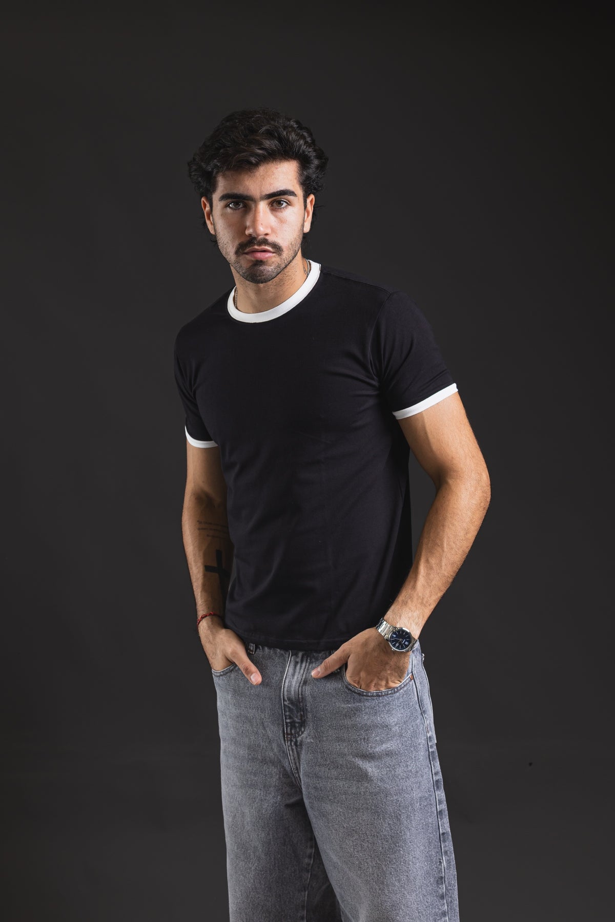 Baby tee REDENTOR Basic Satori black/marfil – vista de tres cuartos