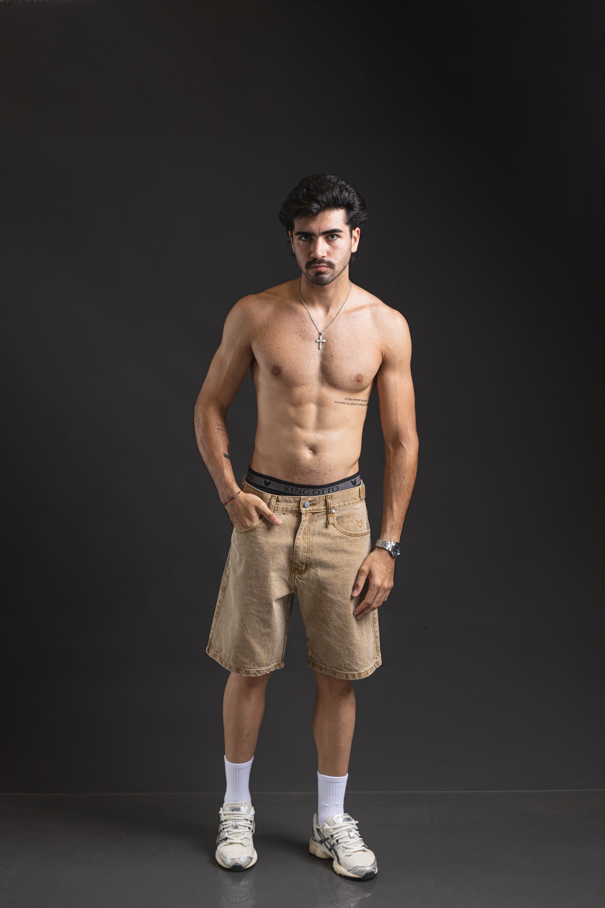 Bermuda OTTO Camel, look completo con zapatillas y medias blancas