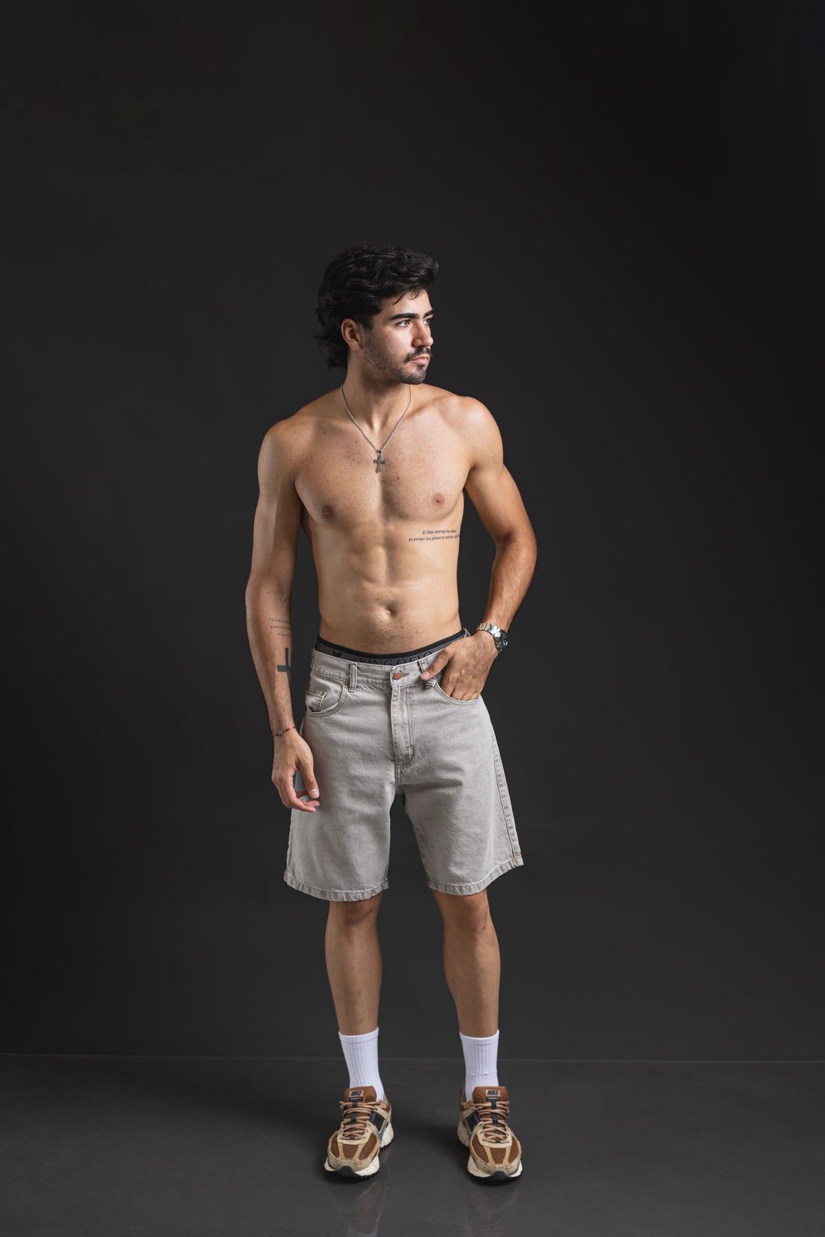 Bermuda OTTO Piedra, look completo con zapatillas y medias blancas