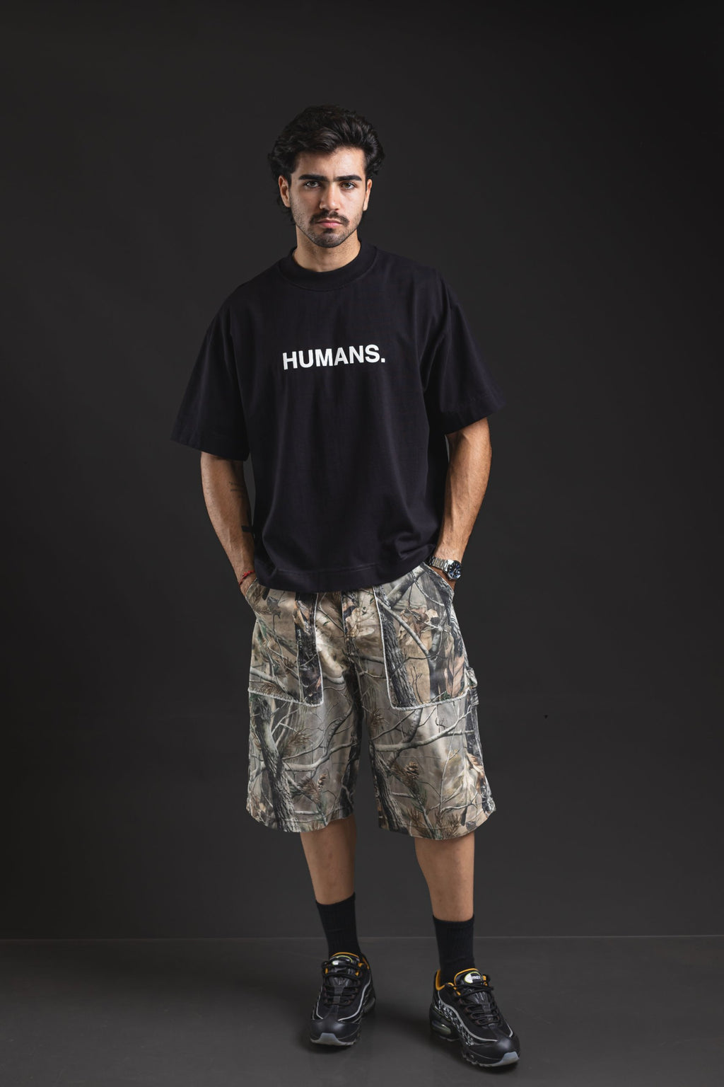 Boxy JERICÓ Not Humans Black, look completo de frente