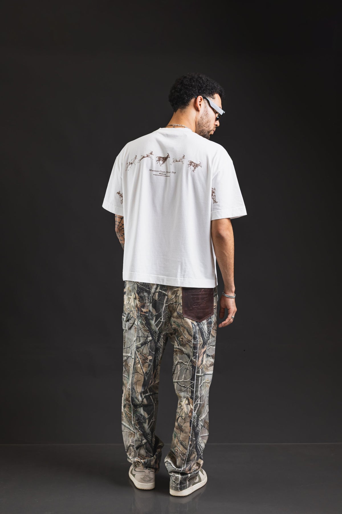 Boxy REDENTOR Goat Crossing Marfil, look completo de espalda