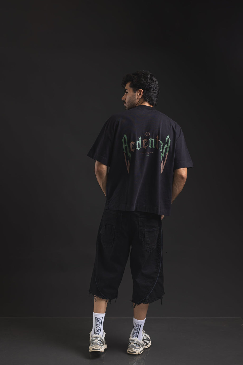 Boxy REDENTOR Vampire Black, look completo de espalda