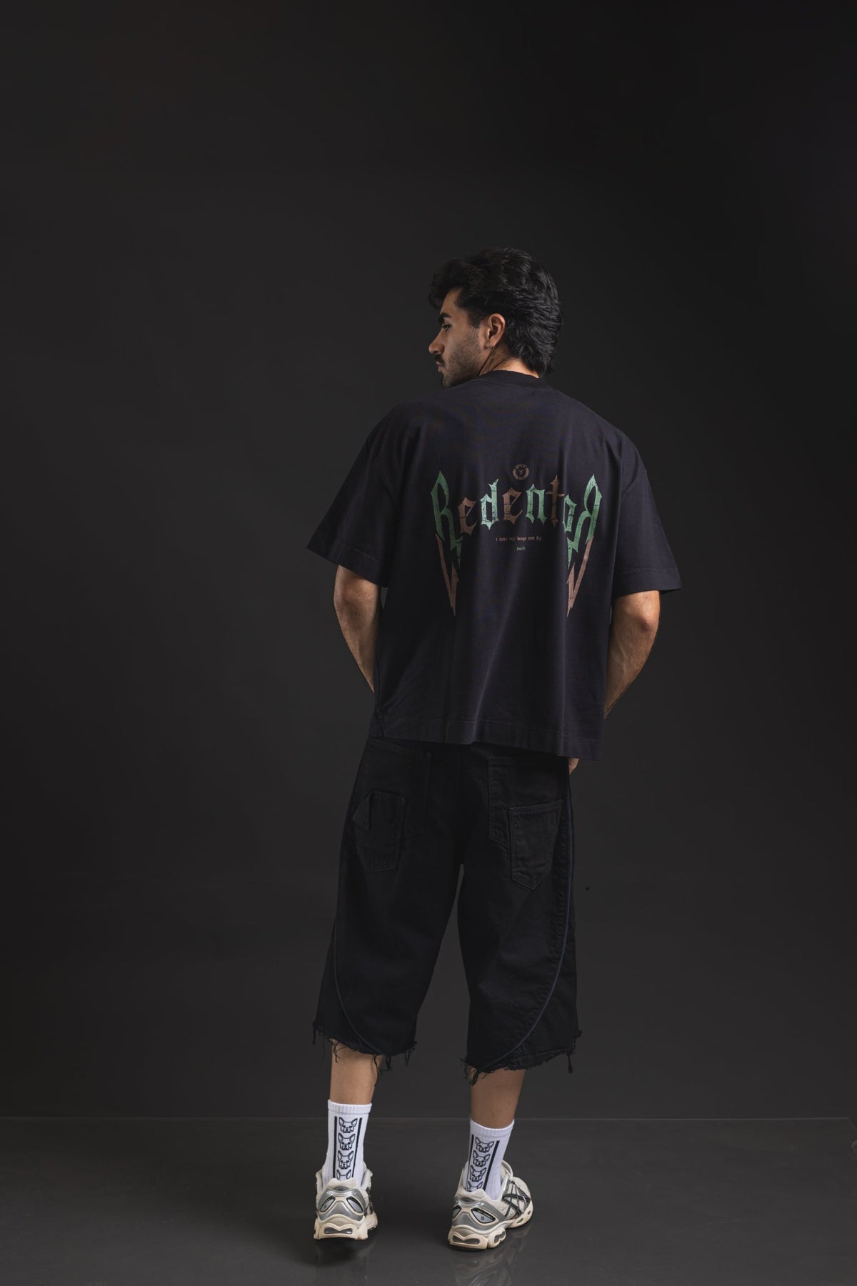 Boxy REDENTOR Vampire Black, look completo de espalda