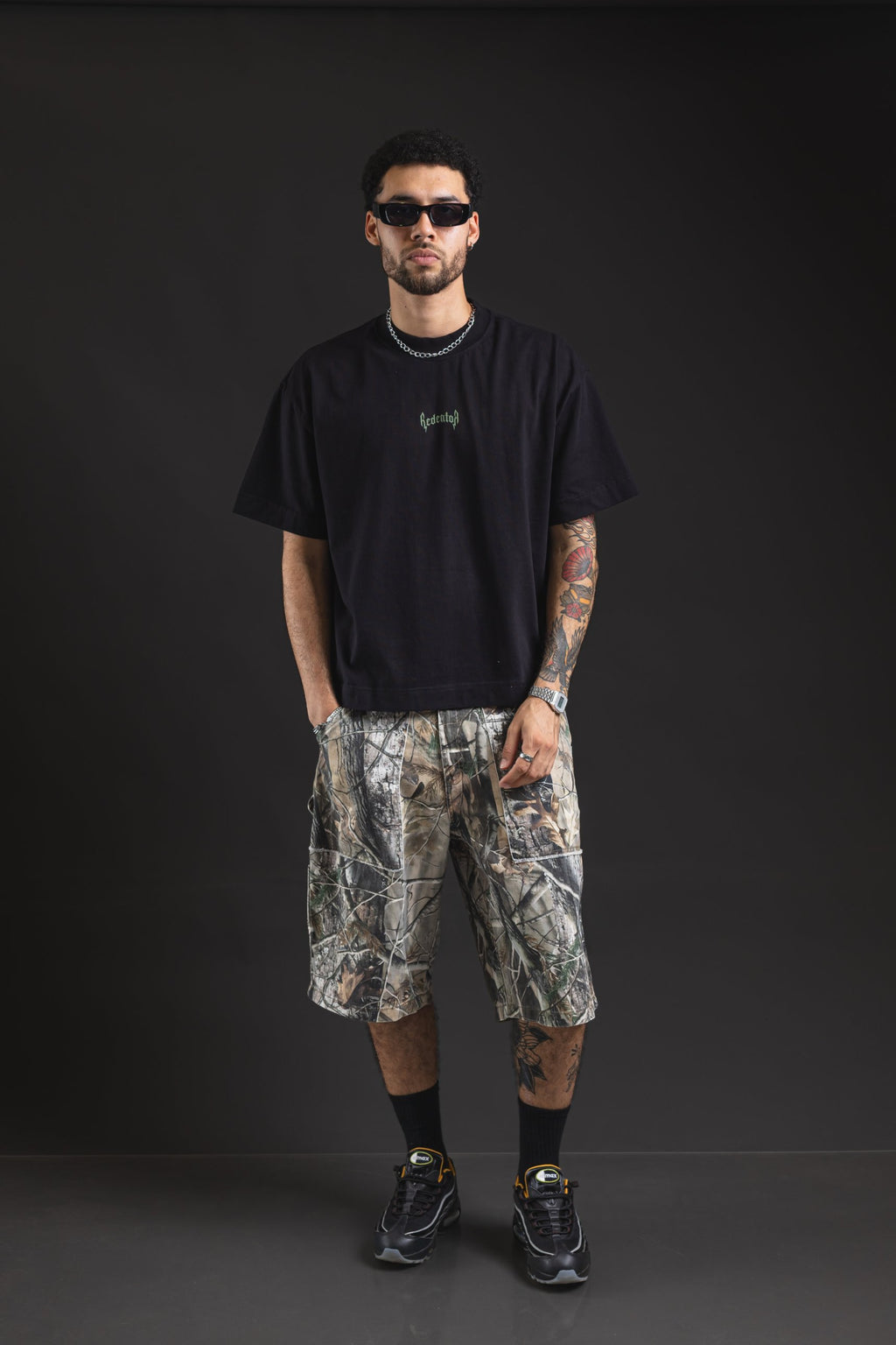 Boxy REDENTOR Vampire Black, look completo de frente