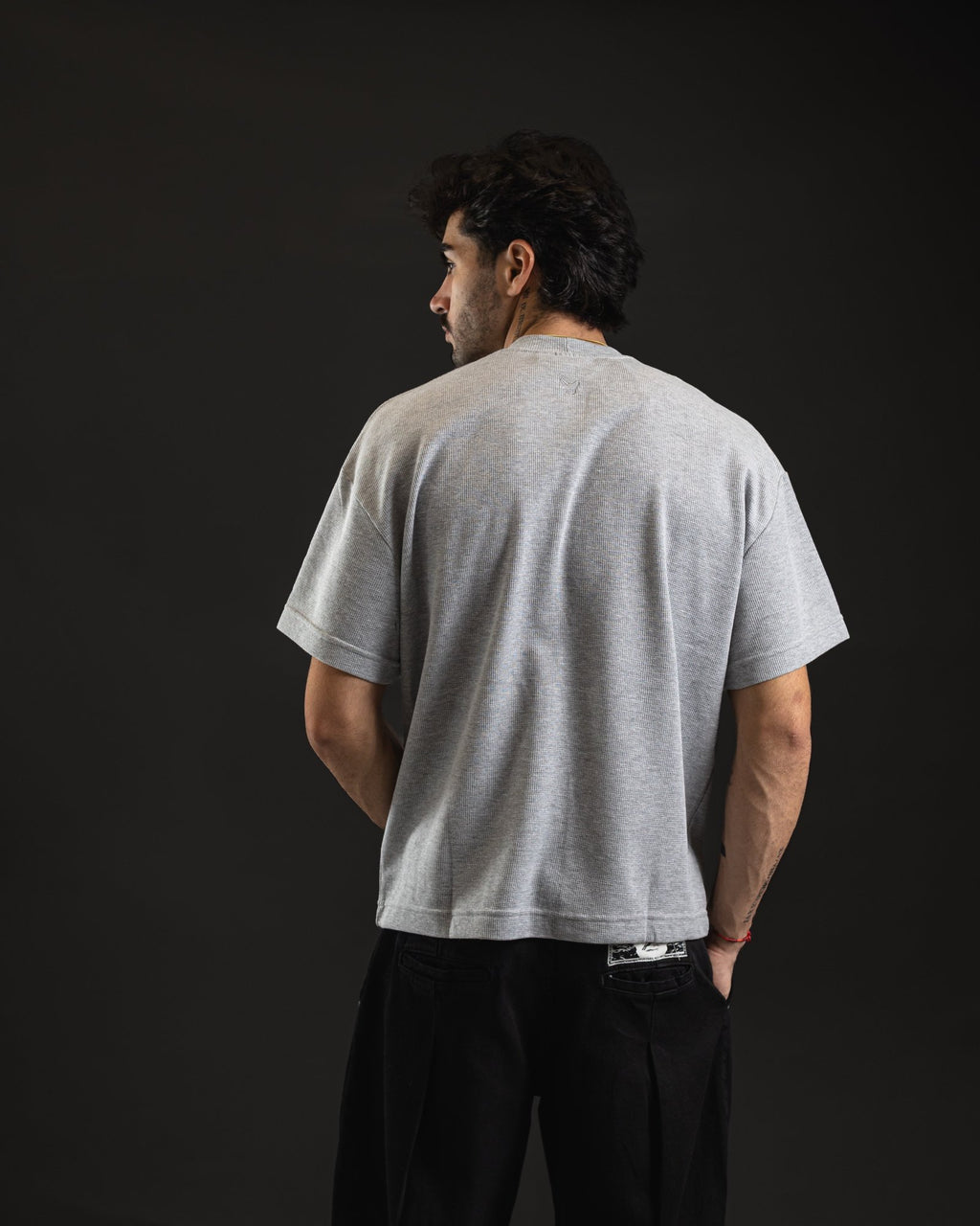 Look Boxy Block Gray de espalda, corte corto y amplio