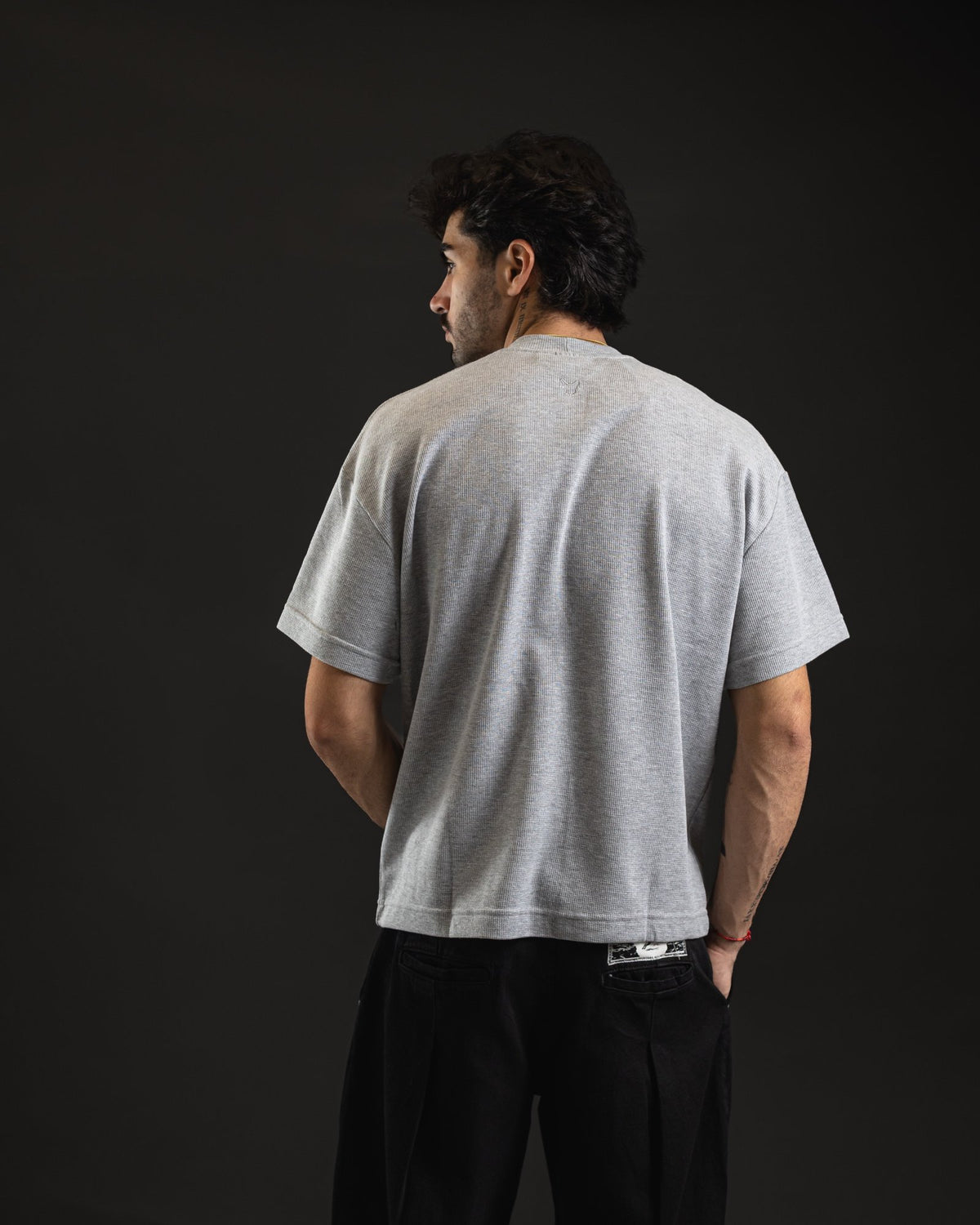 Look Boxy Block Gray de espalda, corte corto y amplio