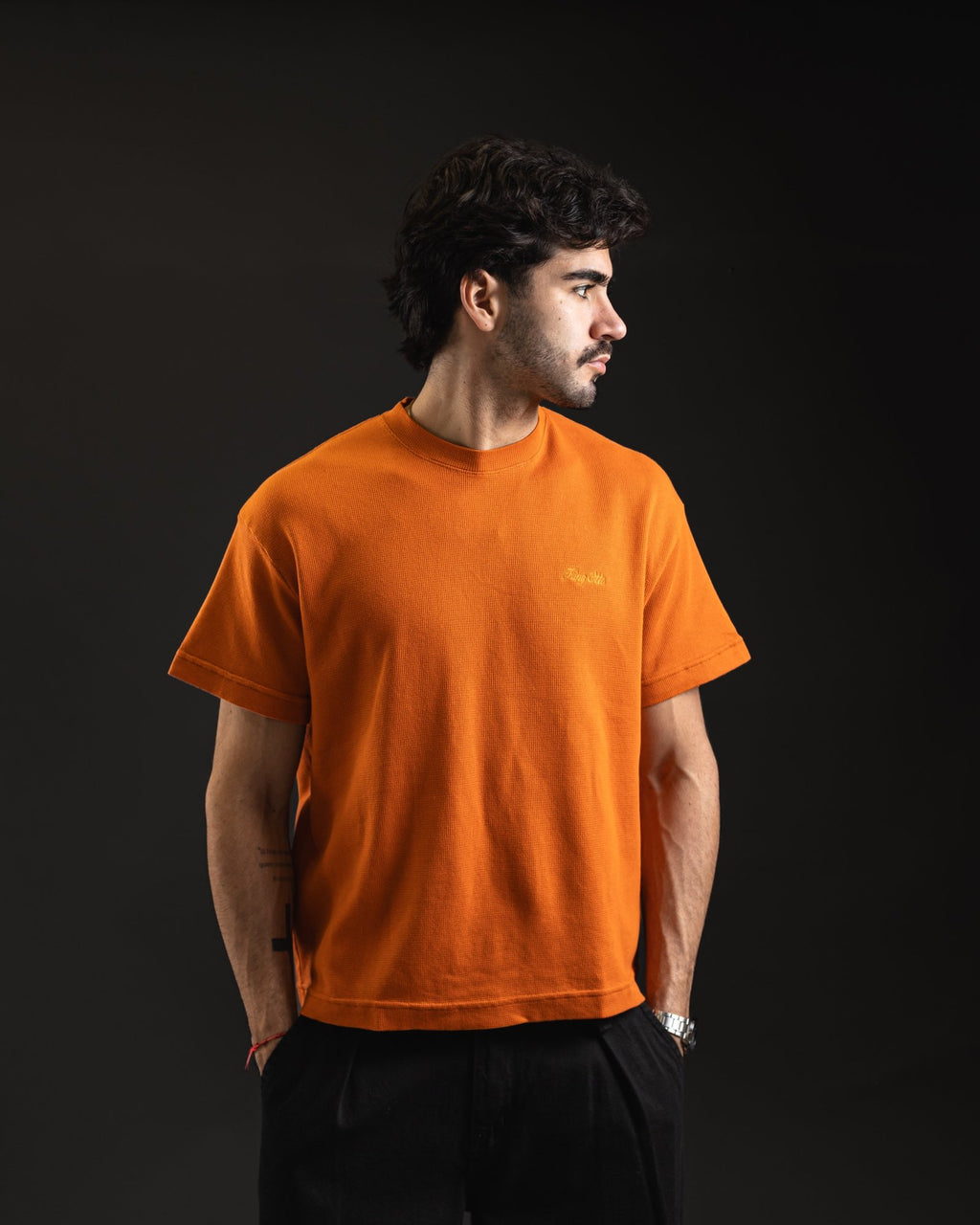 Look Boxy Block Orange con pantalón negro, corte boxy de hombros caídos
