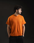 Look Boxy Block Orange con pantalón negro, corte boxy de hombros caídos
