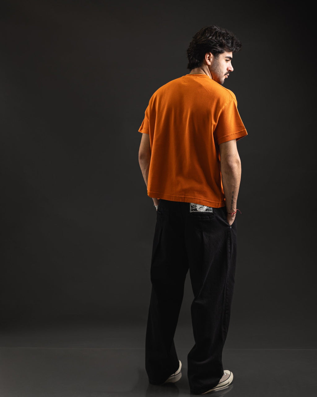 Look Boxy Block Orange de espalda con pantalón negro con pinzas