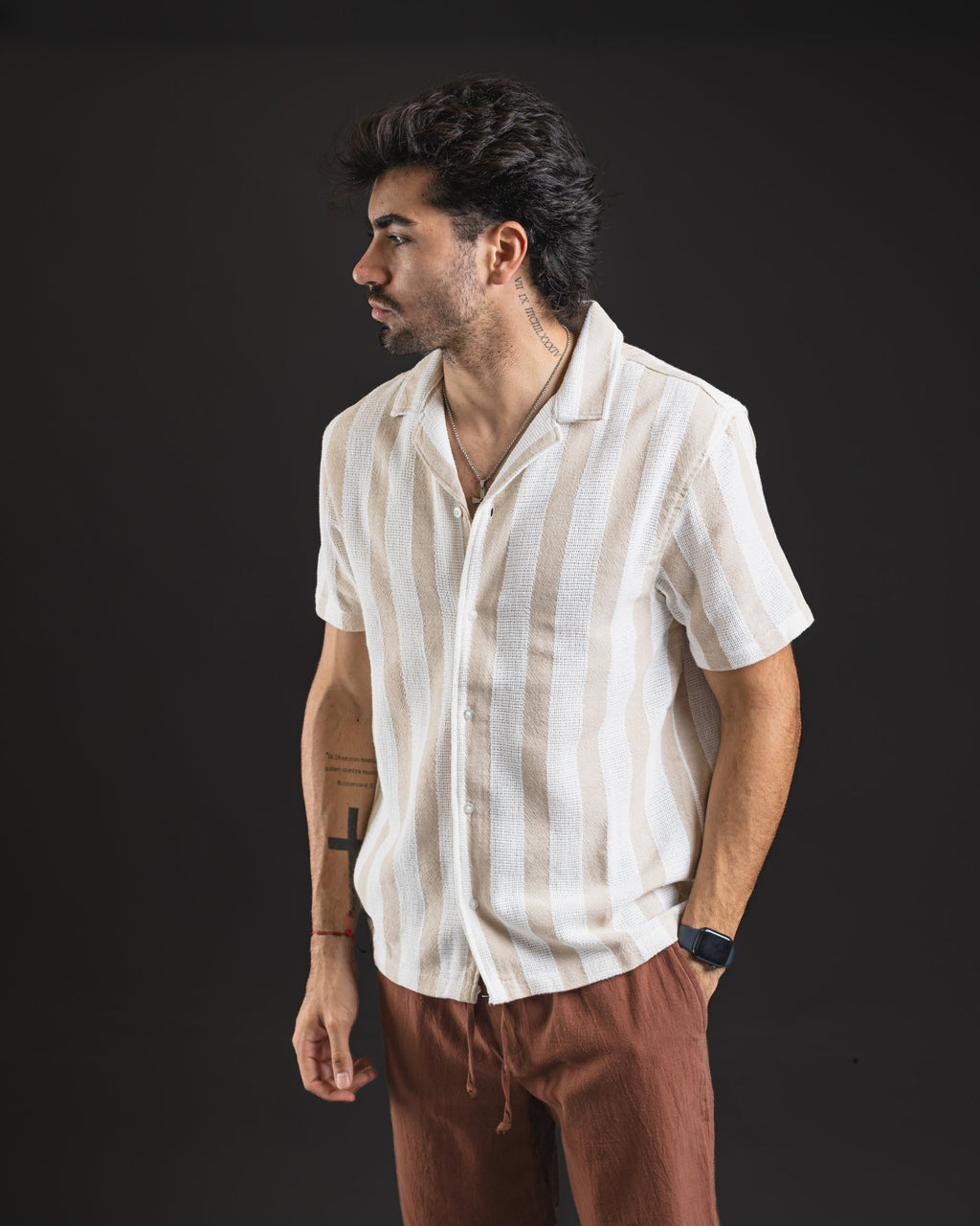 Camisa de lino Aero Wheat a rayas – vista de tres cuartos