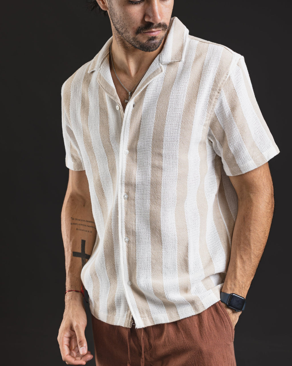 Camisa de lino Aero Wheat a rayas – detalle de cuello y rayas
