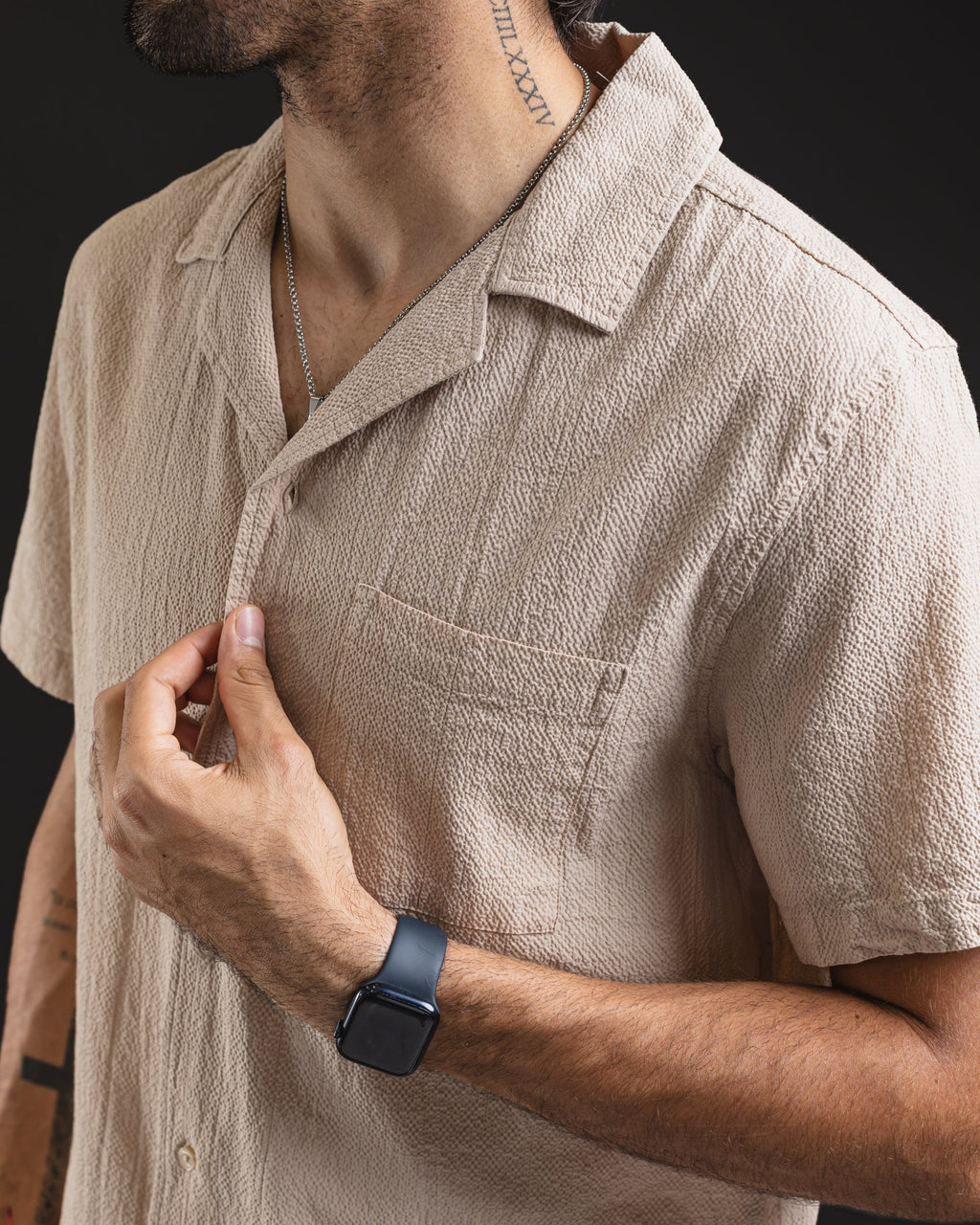 Camisa Corrugated beige – detalle de textura y bolsillo