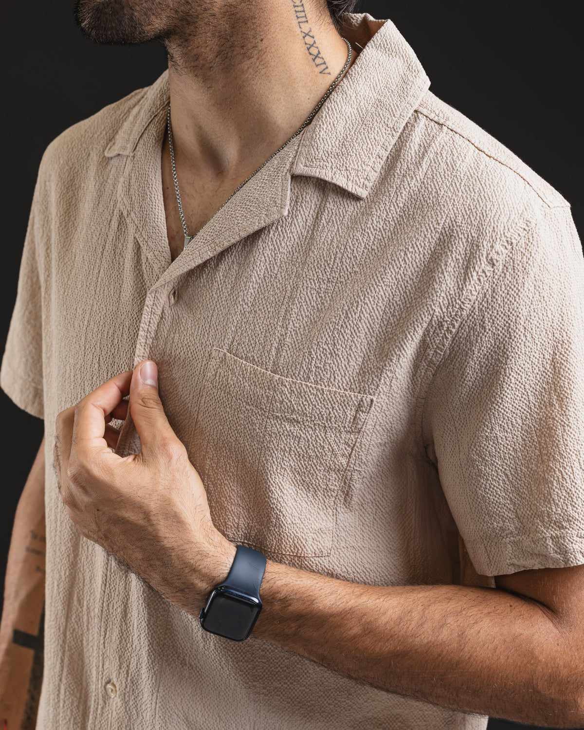 Camisa Corrugated beige – detalle de textura y bolsillo