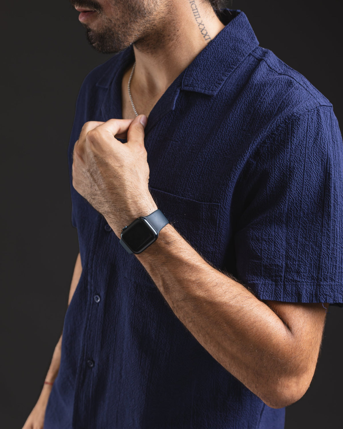 Camisa Corrugated azul – detalle de textura y bolsillo