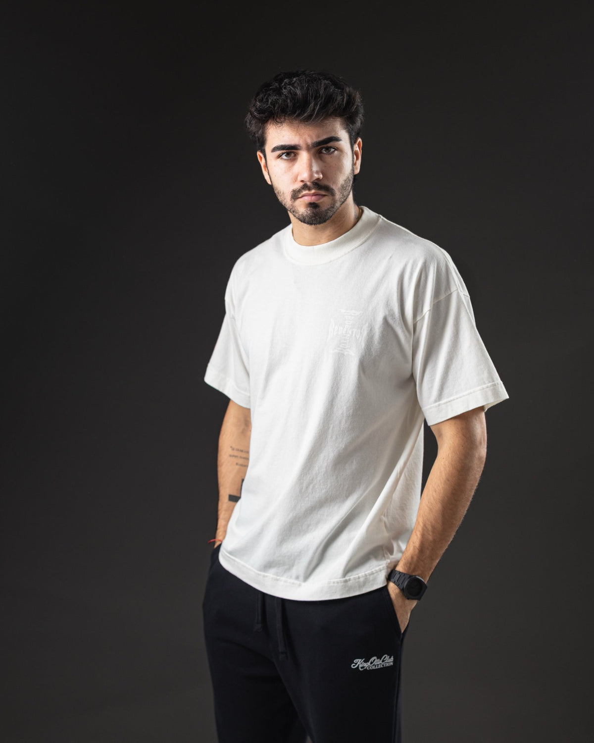 Remera oversize REDENTOR Cross marfil de frente con logo Cross al tono en el pecho