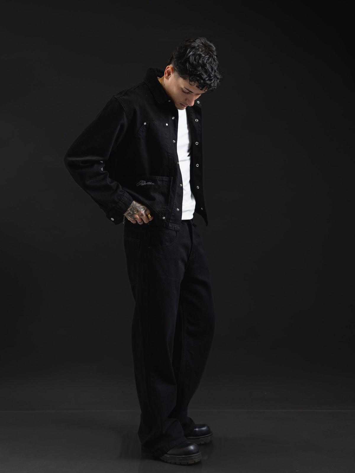 Jean REDENTOR Flare Negro Oscuro, look completo de perfil