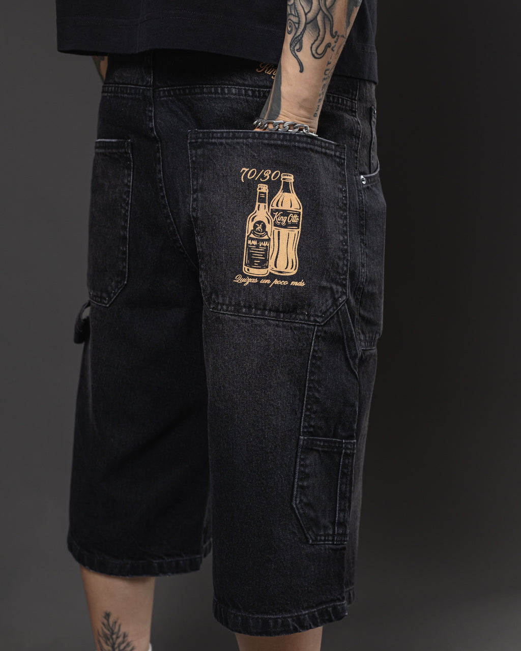 Jorts Full 70/30 Black – bolsillo trasero con estampa 70/30 y detalle carpenter
