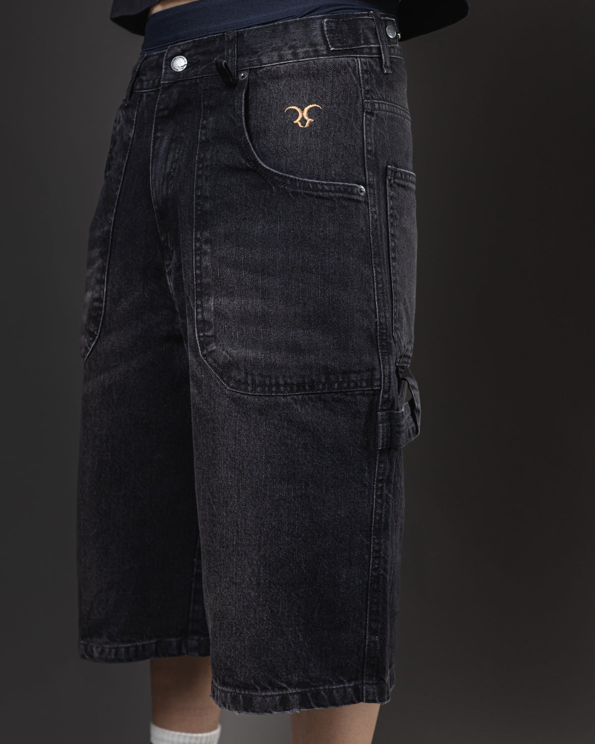 Jorts Full 70/30 Black – bordado dorado en el bolsillo delantero