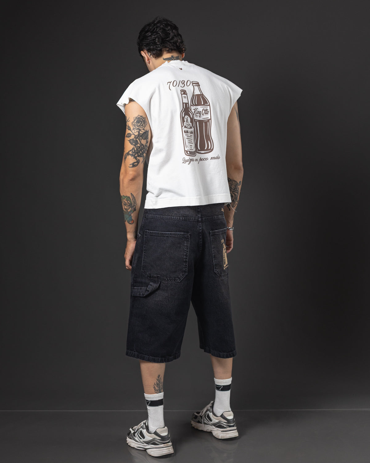 Jorts Full 70/30 Black – look de espalda con musculosa blanca
