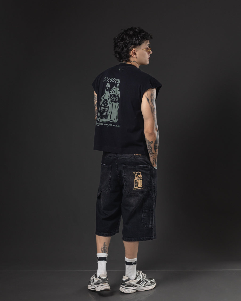 Jorts Full 70/30 Black – look de espalda con musculosa negra