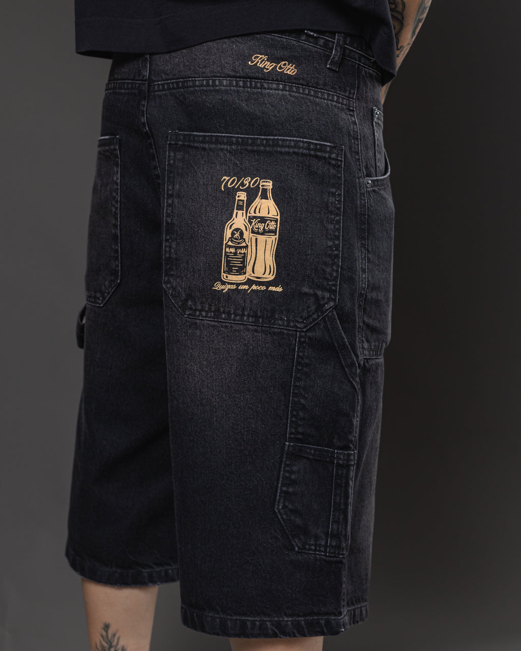 Jorts Full 70/30 Black – estampa 70/30 y bordado King Otto en la pretina
