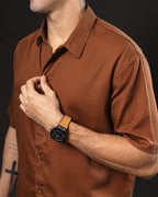 Camisa boxy de lino OTTO marrón – detalle del cuello y botones