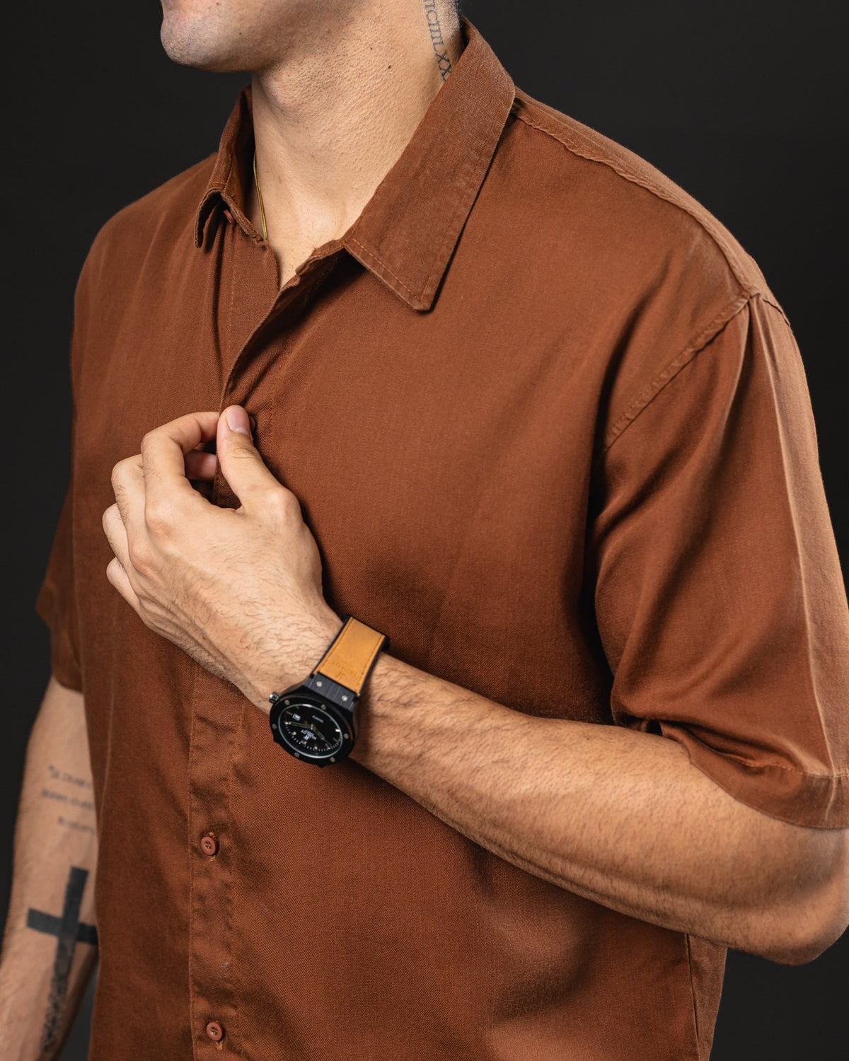 Camisa boxy de lino OTTO marrón – detalle del cuello y botones