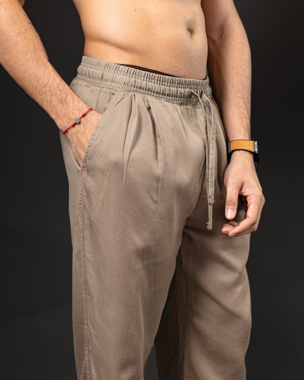 Pantalón de lino OTTO green light – detalle de cintura elástica