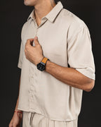 Camisa boxy de lino OTTO beige – detalle del cuello y botones