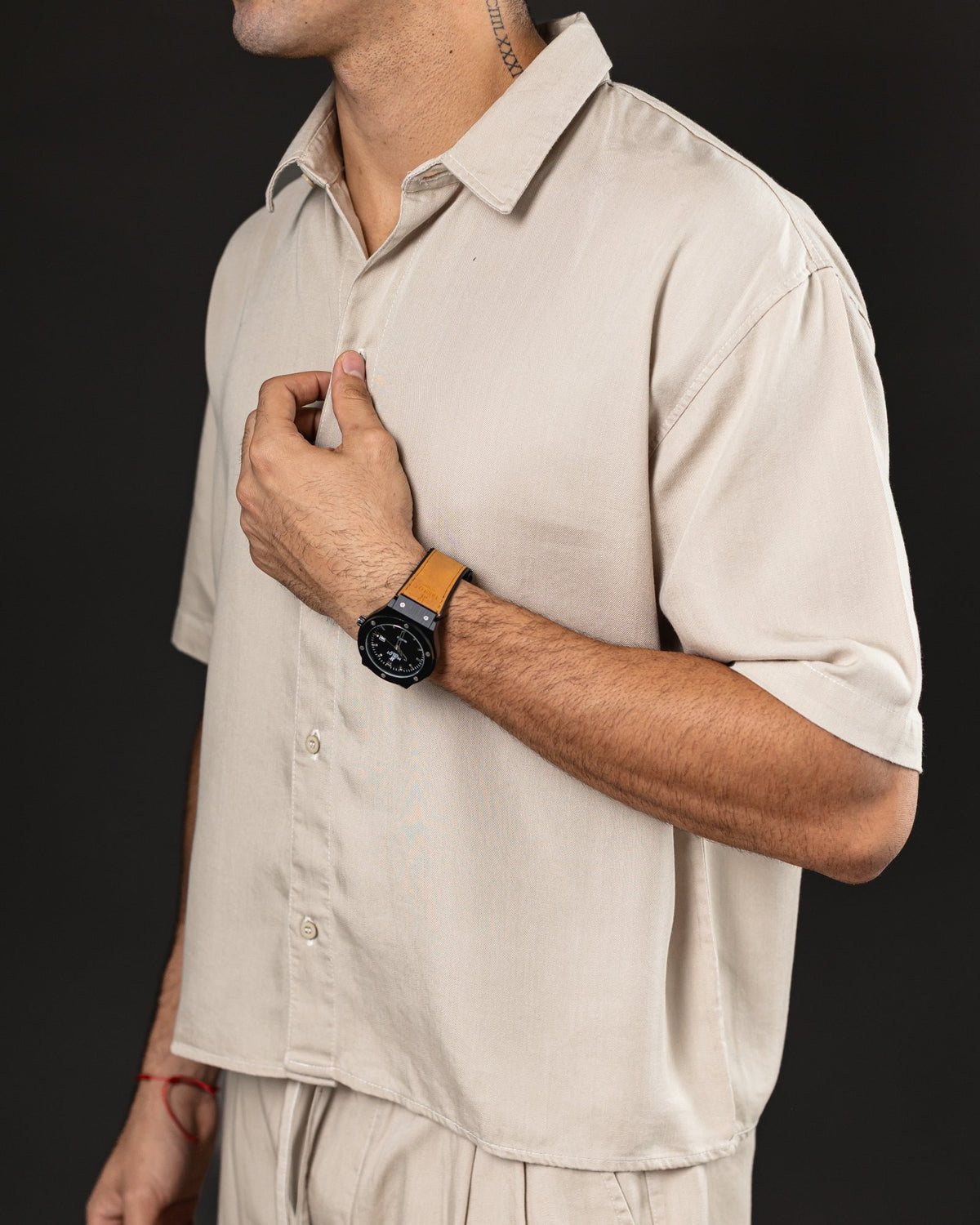 Camisa boxy de lino OTTO beige – detalle del cuello y botones