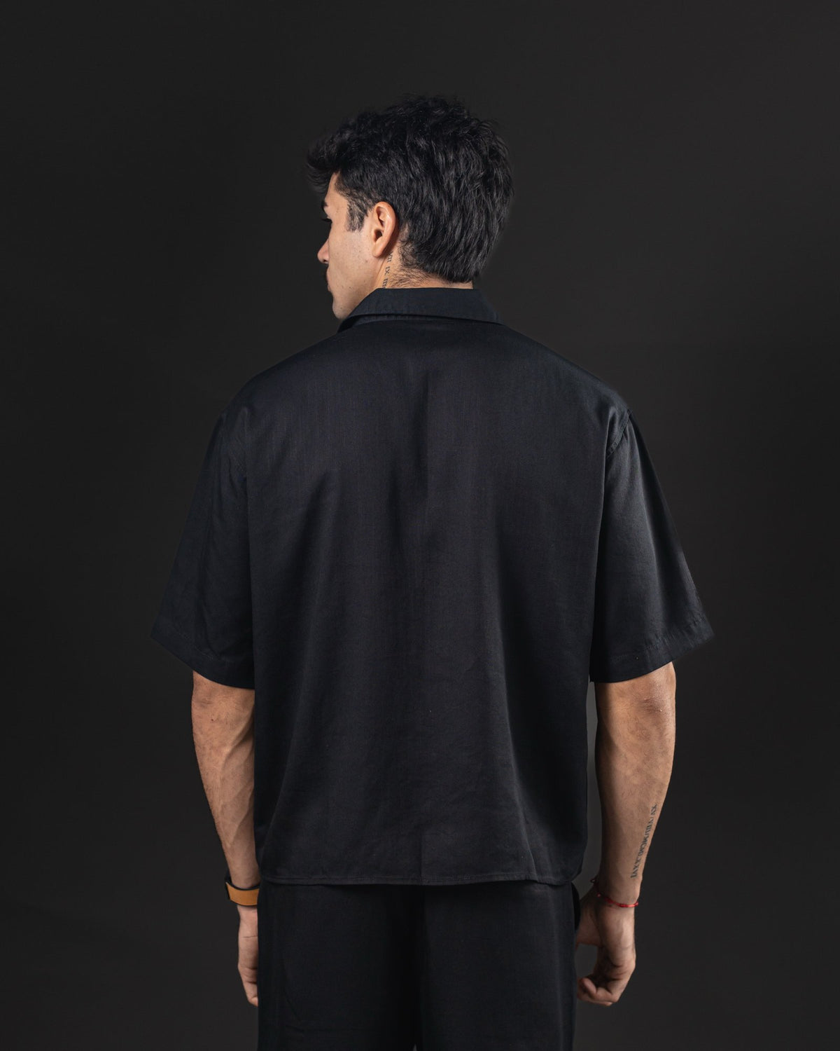Camisa boxy de lino OTTO negra – espalda