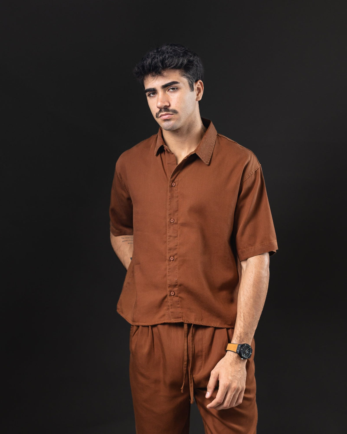 Camisa boxy de lino OTTO marrón – frente