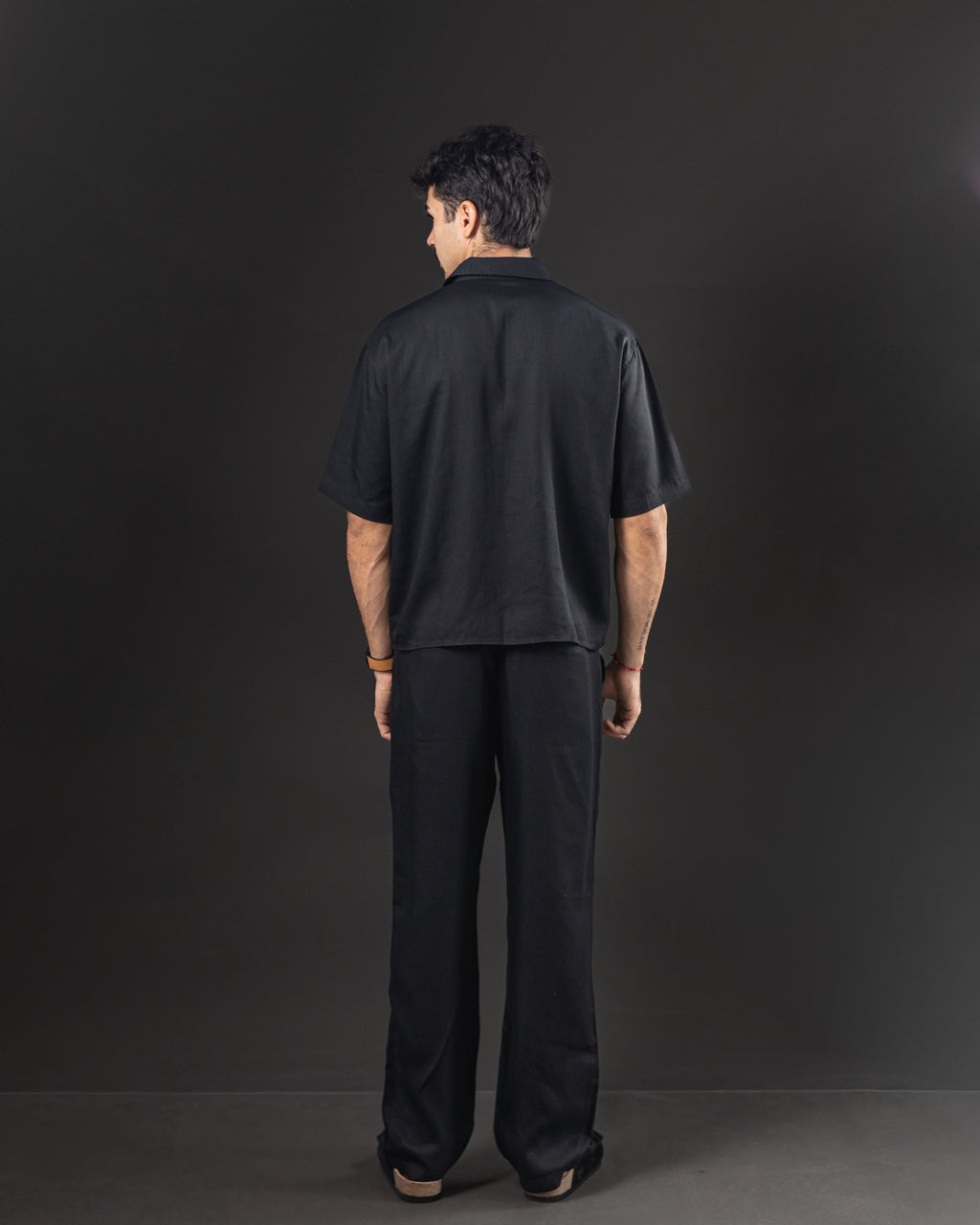 Camisa boxy de lino OTTO negra – espalda conjunto