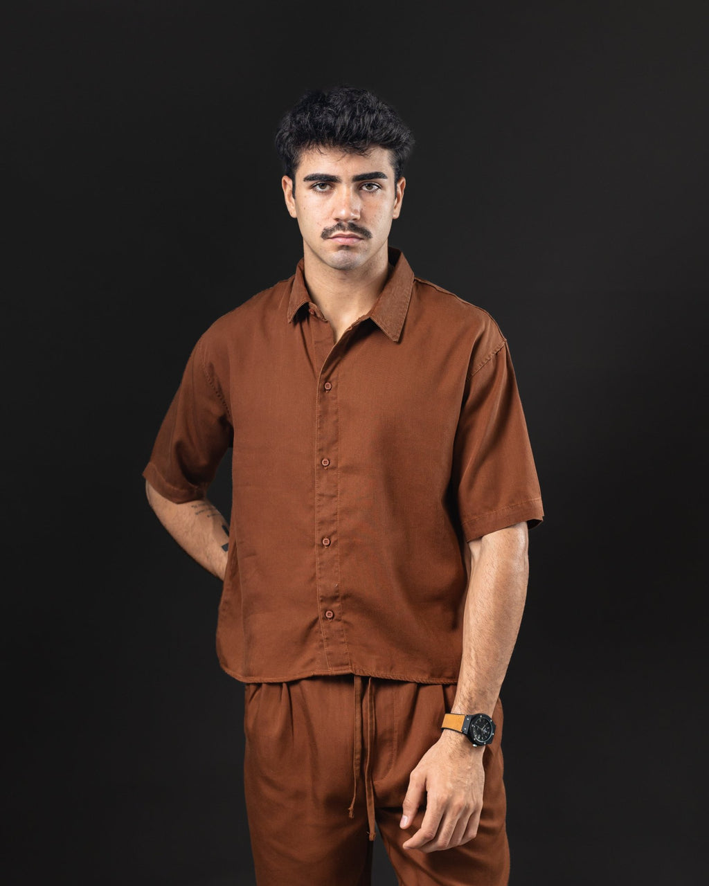 Camisa boxy de lino OTTO marrón – frente