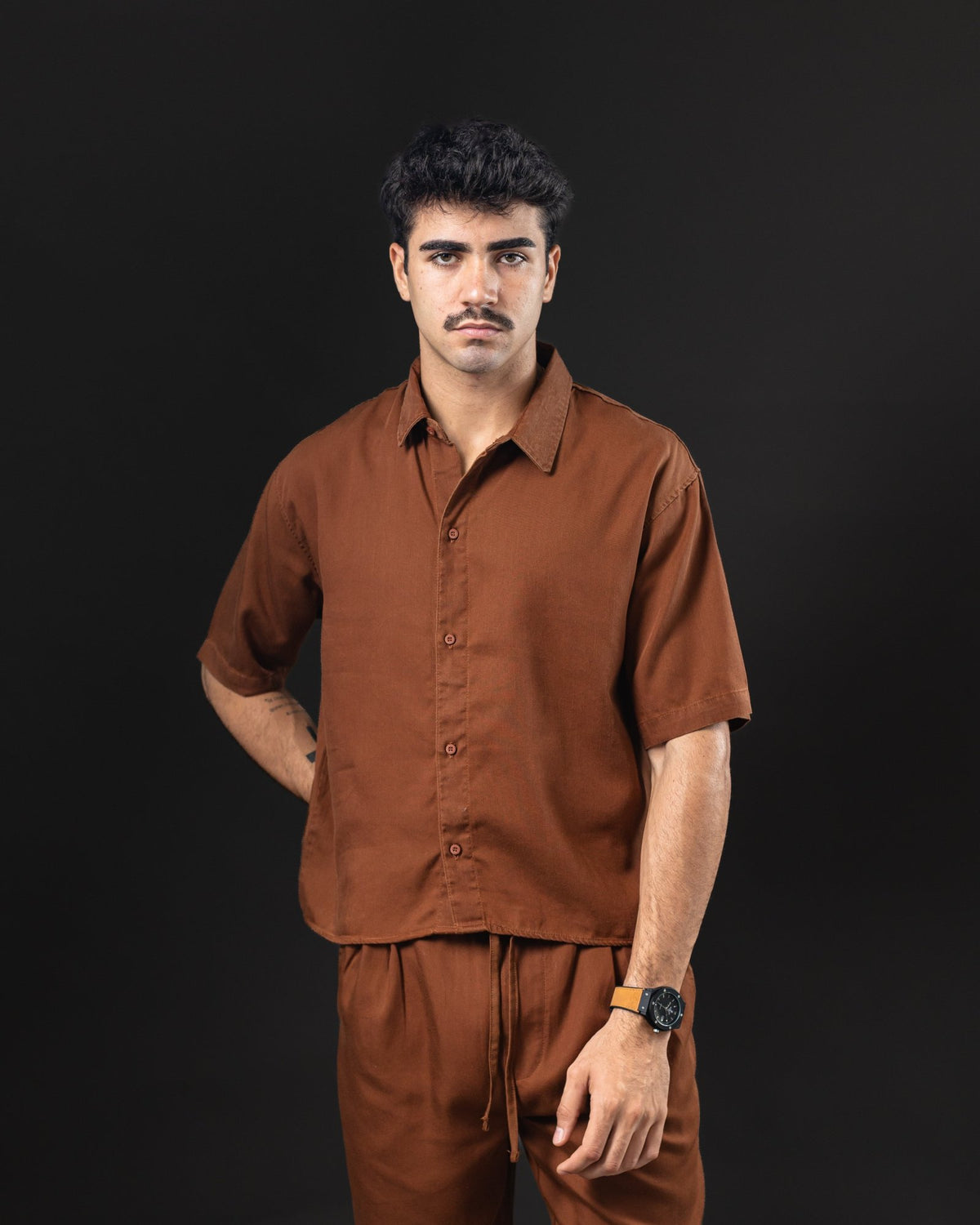 Camisa boxy de lino OTTO marrón – frente