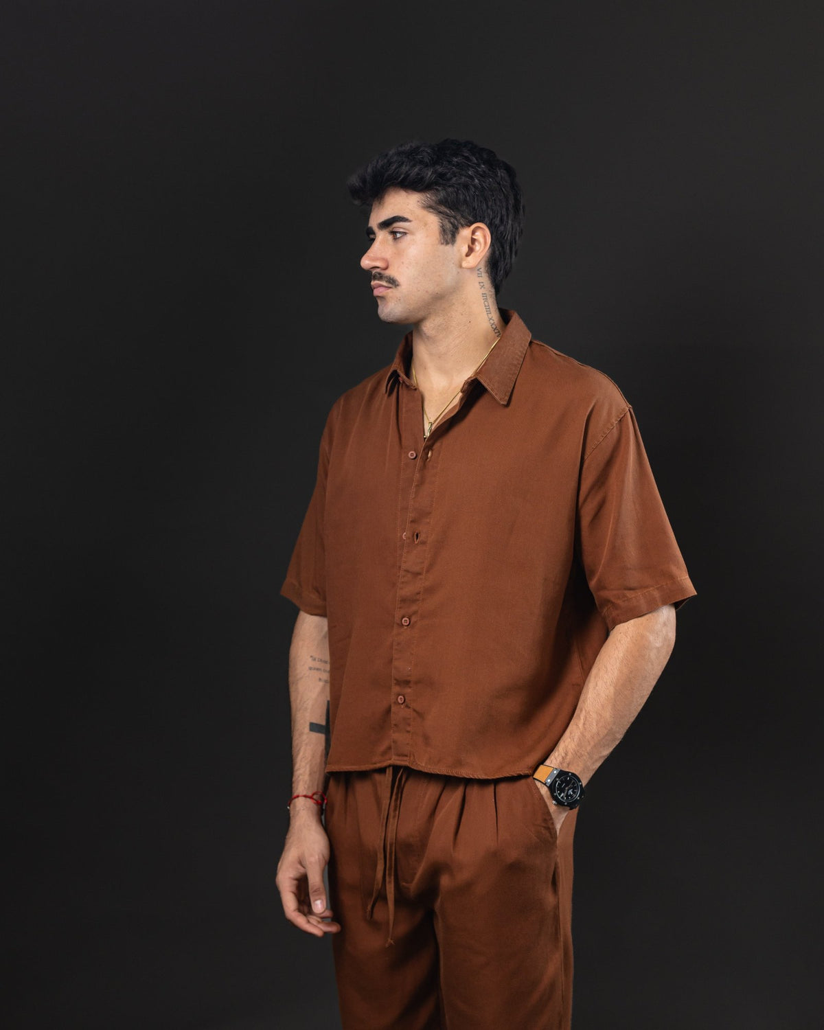 Camisa boxy de lino OTTO marrón – de costado