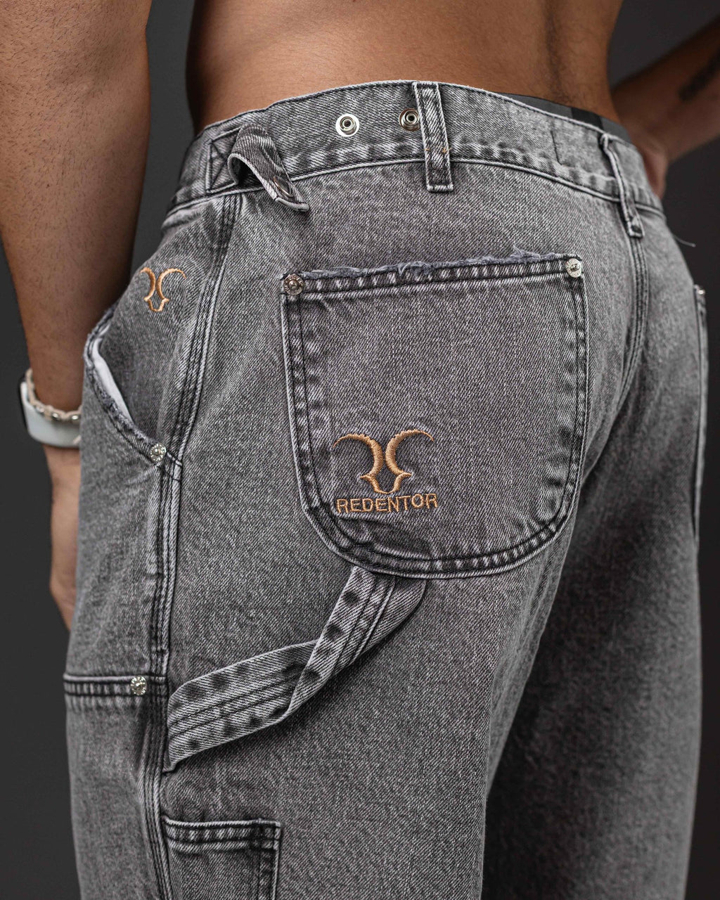 BERMUDA CARPENTER GRIS OSCURO