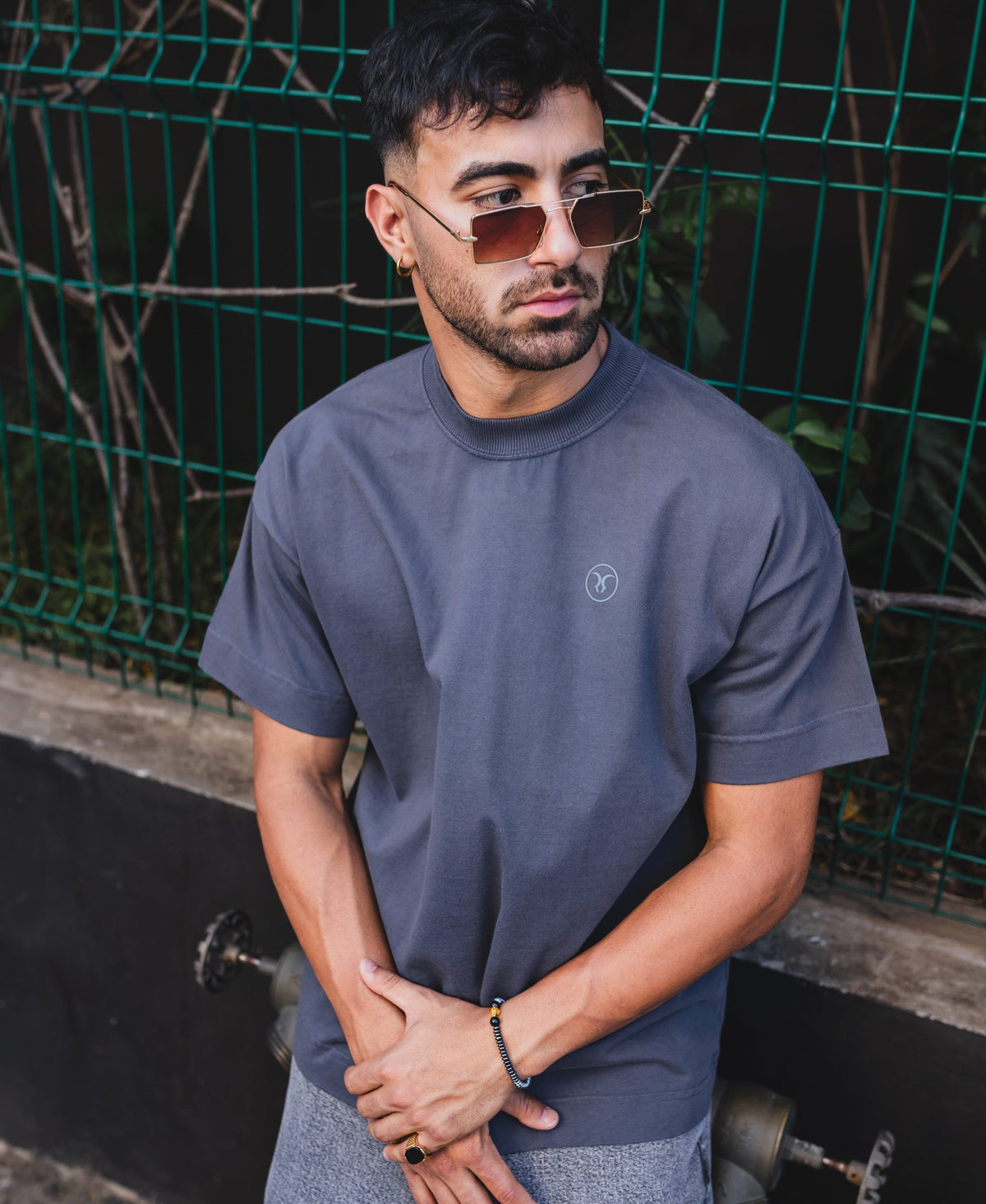 OVERSIZE REDENTOR BASIC GRIS OSCURO