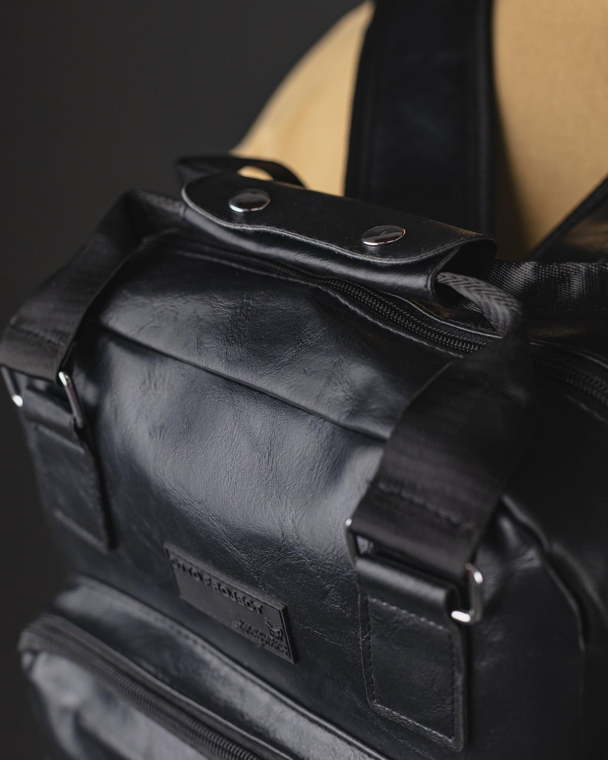 MOCHILA DE HOMBRE PU CON BOLSILLO EXTERIOR MANIJAS NEGRO