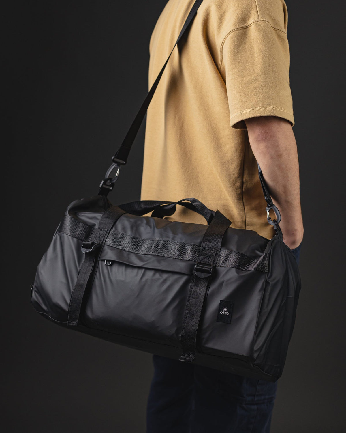 OTTO BOLSO DE HOMBRE DEPORTIVO EN NYLON ENGOMADO NEGRO