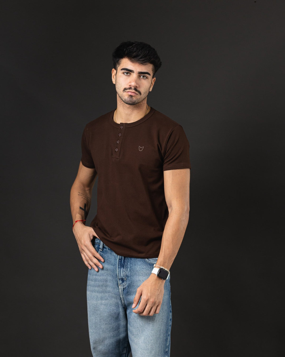 T-SHIRT OTTO NEW BASIC C/BOTON BROWN