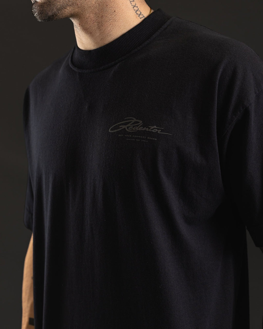 Detalle de la firma Redentor con las leyendas Not Your Ordinary Brand y Hunters Not Preys