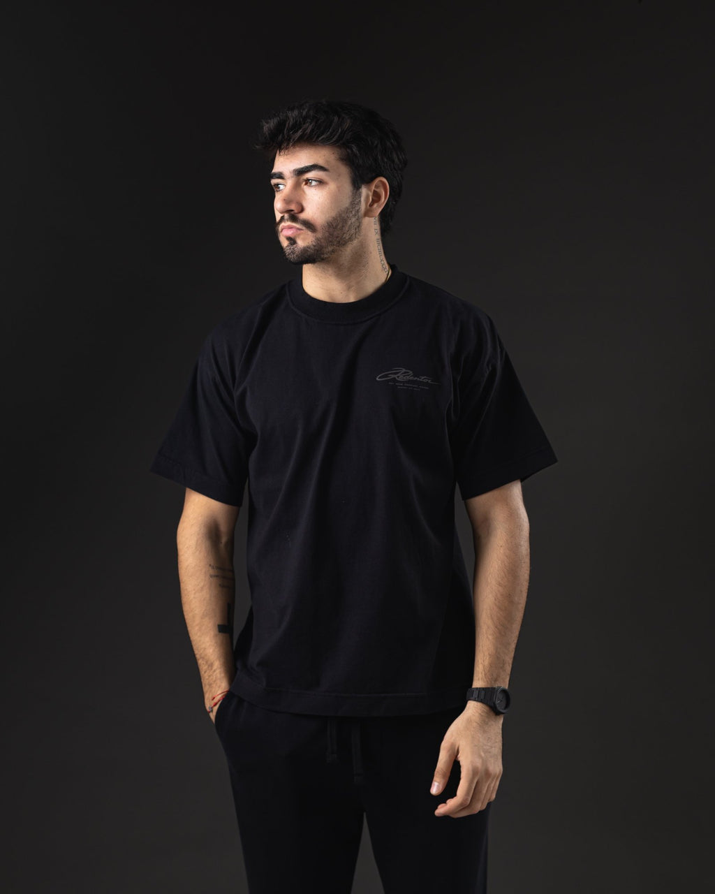 Look total black con la remera oversize REDENTOR Old School y jogger negro