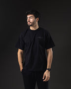 Look total black con la remera oversize REDENTOR Old School y jogger negro